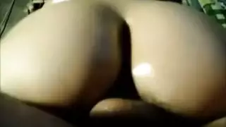 دخول خلفي صريح: شرج مفتوح مع أم ممتلئة الجسم