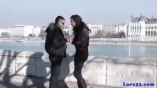 حركة قوية على الشاطئ مع أثداء كبيرة ممتلئة