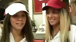 مؤخرة مشعرة تُدك بقوة في جنس شرجي صريح