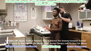 عاهرة سوداء بشعر ذيل الحصان وأثداء صغيرة تمص وتركب القضيب