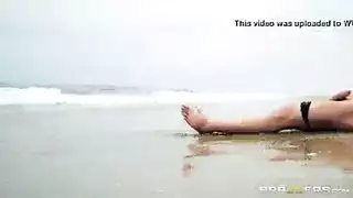 فوضى ساحلية: أثداء كبيرة وقضيب عملاق