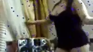 المداعبة برقصة البطن تتحول إلى مشهد إيلاج مزدوج مكثف