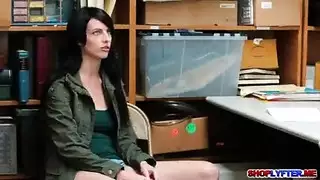 تتعرى له و ينيكها في المكتب في كسها الساخن و تتأوه آهات نارية