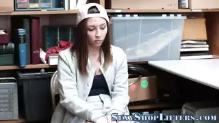 شرطية مثيرة تأخذ القضيب مثل محترفة أثناء الدورية