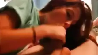 وضعية الكلب الوحشية: يضرب حفرتها الضيقة لإظهار رغبته