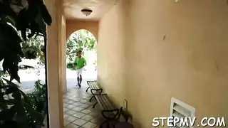 مُصفوع حتى فقدان الإحساس، يمتطي قضيبًا ضخمًا لجماع قاسٍ وتعرق