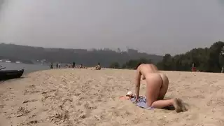 عاهرة شابة ذات أثداء ضخمة ومؤخرة ممتلئة