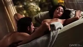 فتاتان وعروس في ليلة من الجنس المثلي الشهواني