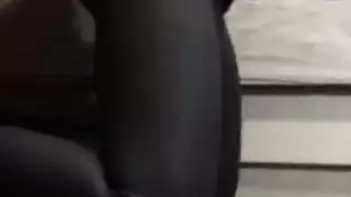 هؤلاء القريبات العاهرات لا يستطعن إبعاد أيديهن عن مهبلهن المثير