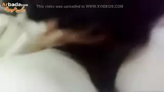 حارسة لبنانية تجبر شريكها المطيع على أكل كسها في مشهد صريح