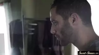 مراهقة يتم إصبعها بعمق وهي تدلك قضيبًا قاسيًا