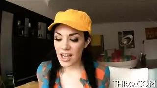 صغيرات السن يتم تناولهن بقوة