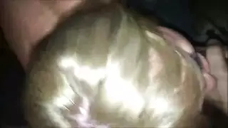 شقراء هاوية ترتدي زي الجني تأخذ فعل اختراق مزدوج