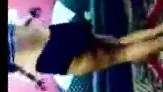 فتاة الحرم الجامعي الجذابة ترقص عارية بقميص قبل أن تتلقى قبلات جنسية قوية