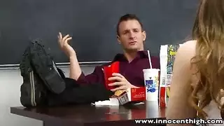 طالبة مراهقة تمارس الجنس بشدة مع معلمها المتحمس في المدرسة