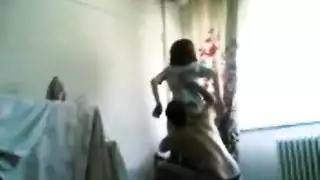 عاهرة عربية مراهقة تأخذ قضيبًا ضخمًا