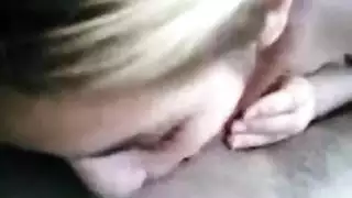 مغامرة فتاة جميلة في المزرعة: تعمق في الحلق ودخول قاس