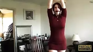 خادمة مستسلمة في جوارب الدانتيل تتلقى شرجاً قاسياً