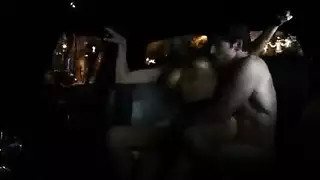 فتاة مثيرة تأخذ قضيبًا ضخمًا في كل ثقب