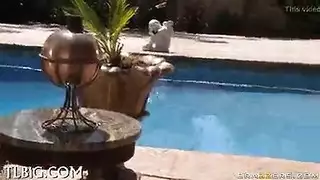 مراهقة عارية تقف قريبة وتدلك قضيبه المتألم