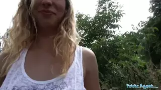 مرح إكس إكس إكس خارجي: عاهرة تمارس جنس فموي في حديقة عامة