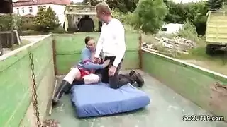 ميلف ألمانية ساخنة تنتشر لعامل مزرعة في جلسة إباحية