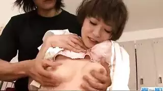 فتاة آسيوية ذات شعر كثيف تحصل على إيلاج مزدوج عنيف