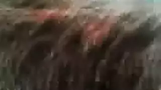 فتاة محجبة شابة تستفز حفرة ضيقة ثم تأخذ قضيباً كبيراً