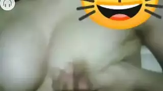 حديث قذر وعري: فانتازيا أسماء في مكالمة الفيديو