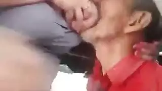 مسن يعبث بقوة بأثداء مراهقة ناضجة