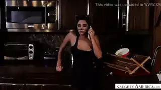 سمراء تفتح فرجها المشعر لمشهد إباحي صريح