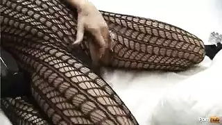 عاهرات مشعرات يصبحن مقززات على لكزس في مشهد إباحي