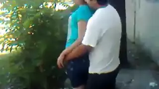 نيك في الطبيعة: شاب يفرك انتصابه على طيزها العارية