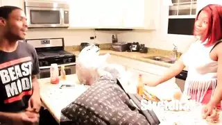 جنس أريكة إكس إكس إكس: فتاة آسيوية بعيون زرقاء تمارس الجنس بقوة