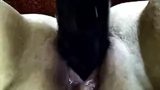 فتاة ضفائر عارية تأخذ عدة قذفات بجانب المسبح