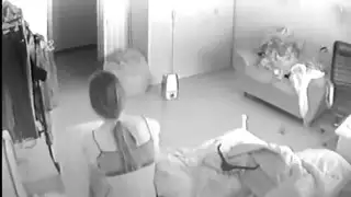  فتاة وقحة تخلع ملابسها في سرير غريب لمشهد إباحي