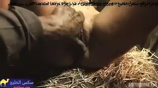 أسر في الحظيرة: فعل شرجي قاسي مع ديلدو جزرة