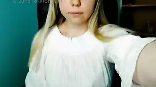  مراهقة مشاغبة يُدمر فرجها الضيق