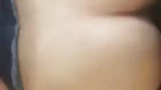 استغلال مثلية: أم سمراء تُدك بعمق في مشهد إباحي قاسي