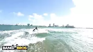 ملكة البورنو اللاتينية كاليسي مونرو تأخذ ناك بحري قوي وتتفاخر بطيزها الضخم