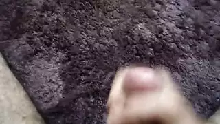 الاستمناء من زب مشعر منتصب بقوة يقذف على السجاد من الشهوة