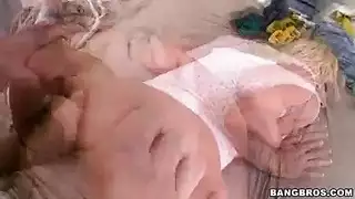 شقراء جميلة تبيع كسها بالمال و تتناك نيك خلفي وحشي في سريرها