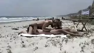 العاهرة الروسية جيسيكا تئن على الشاطئ وضعية الكلب من منظور الشخص الأول