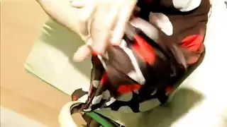 بورن عربي منزلي: شرموطة تفرك بظرها وتبلغ بقوة أمام الكاميرا