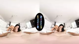 سيدة ناضجة تمص قضيباً صلباً ضخماً بشدة