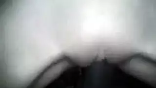 جارة وقحة تركب القضيب في مقطع منزلي صريح