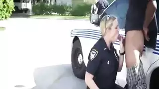 الشرطية والسجينة