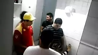 متعة مزدوجة: مص قضيب وعبادة ثدي