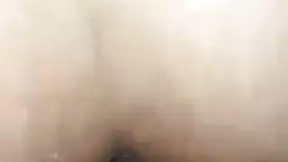 امرأة ناضجة بشعر بني تُملأ بالسائل المنوي