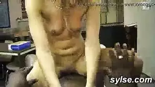 الجنس المحرم في العائلة: اختراق مهبلي صارخ